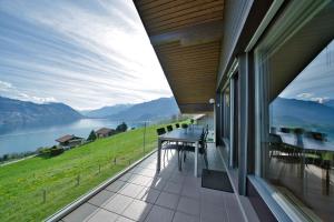 - Balcón con mesa y vistas al lago en Dreamview Retreat - Breathtaking Lake Views en Krattigen