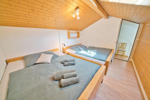 1 dormitorio con 1 cama grande y toallas. en Dreamview Retreat - Breathtaking Lake Views en Krattigen