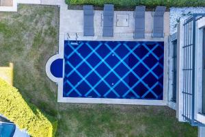 uma vista superior de uma piscina azul em Villa Paris em Marmaris