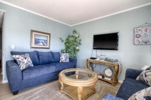 a living room with a blue couch and a tv at Myrtle Beach Resort A430 in Myrtle Beach