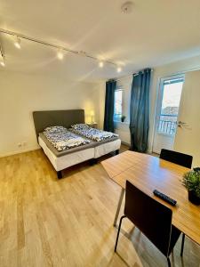 - une chambre avec un lit et une table dans l'établissement Norhemsgatsn 23, à Göteborg