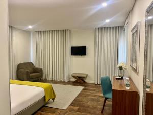 une chambre d'hôtel avec un lit et une chaise dans l'établissement Casa Jerónimo B&B, à Peso da Régua
