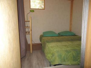 een kleine kamer met 2 bedden en een plank bij sous les arbres in La Palud sur Verdon
