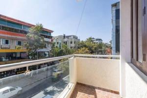 uma vista para uma rua da cidade a partir de uma varanda em Elegant Apartment by JadeCaps Wifi Private balcony em Bangalore