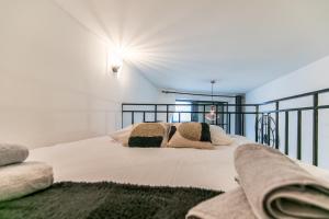 uma cama grande com duas almofadas num quarto em MBA - Splendide Appart - Patay 1 - Proche Bercy em Paris