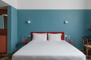 A bed or beds in a room at Passepartout