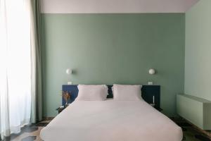 A bed or beds in a room at Passepartout