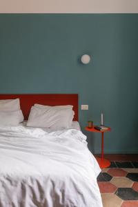 A bed or beds in a room at Passepartout