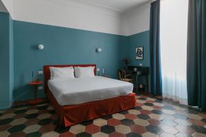 A bed or beds in a room at Passepartout