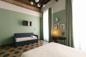 A bed or beds in a room at Passepartout