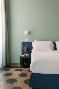 A bed or beds in a room at Passepartout