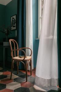 A seating area at Passepartout
