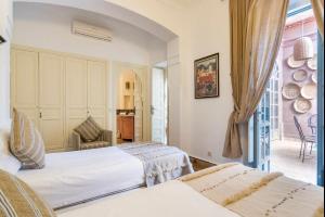 een slaapkamer met 2 bedden en een balkon bij Villa Magtafa in Marrakesh