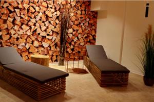 two chairs in front of a wall of wood at Hotel Alarun in Unterschleißheim