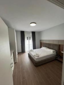 1 dormitorio con 1 cama en el centro de una habitación en 5th Floor Apartment 2+1 Qerret en Golem
