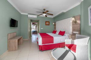 ein Hotelzimmer mit einem Bett und einem TV in der Unterkunft Los Arcos in Nerja