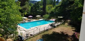 - une vue sur la piscine dans le jardin dans l'établissement Chambres d'Hôtes Le Menestrel, à Les Eyzies-de-Tayac