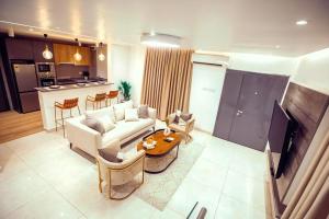 a living room with a couch and a table at Luna Loft in Tema
