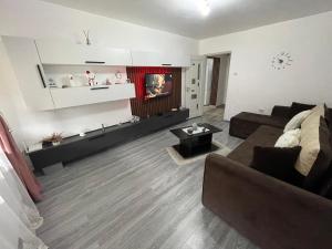 - un salon avec un canapé et une table dans l'établissement AKY Residence, à Slănic-Moldova