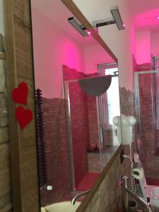 een badkamer met een spiegel en een wastafel bij Maremma10 in Turijn
