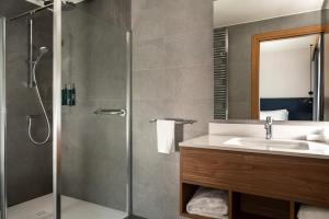 un bagno con doccia e lavandino di Hilton Garden Inn Padova City Centre a Padova Altre 82 foto