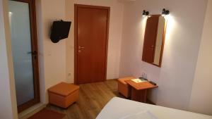 TV a/nebo společenská místnost v ubytování Classic Hotel