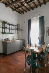 eine Küche und ein Esszimmer mit einem Tisch und Stühlen in der Unterkunft Passepartout in Rom
