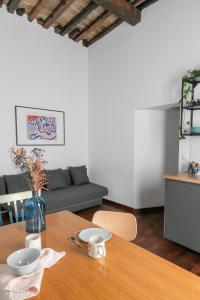 A seating area at Passepartout
