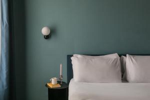 A bed or beds in a room at Passepartout
