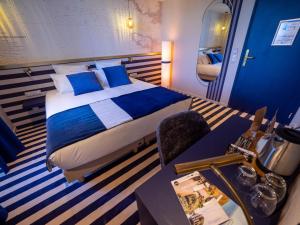 Ένα ή περισσότερα κρεβάτια σε δωμάτιο στο HOTEL LA MARINE