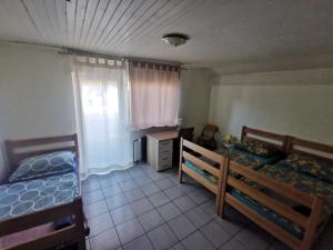 1 dormitorio con 2 camas y ventana en Back Private Budget Rooms en Bled