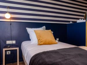 Ένα ή περισσότερα κρεβάτια σε δωμάτιο στο HOTEL LA MARINE