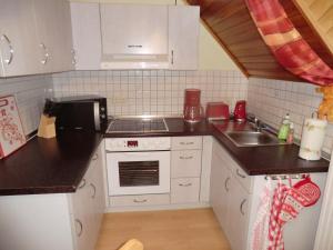 A kitchen or kitchenette at Ferienwohnung Unger
