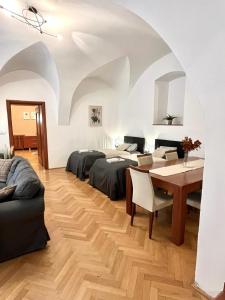 uma sala de estar com duas camas e uma mesa em Apartment Sophie - Old Town em Bratislava