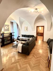 uma sala de estar com um sofá e uma cama em Apartment Sophie - Old Town em Bratislava