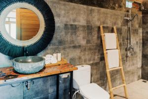 une salle de bain avec un lavabo et un miroir dans l'établissement Uma Raos Cottage, à Ubud 58 autres photos