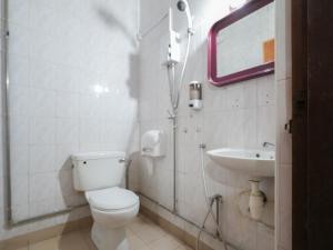 La salle de bains est pourvue de toilettes et d'un lavabo. dans l'établissement Amrise Hotel 12, à Singapour