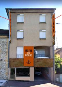 un bâtiment avec un panneau indiquant l'hôtel utilise des chiens dans l'établissement Hôtel Des Docks, à Digoin