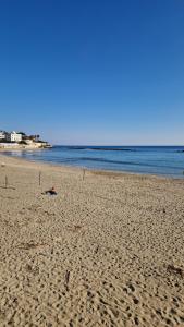 une plage de sable avec l'océan en arrière-plan dans l'établissement Casetta Anna, à Santa Marinella