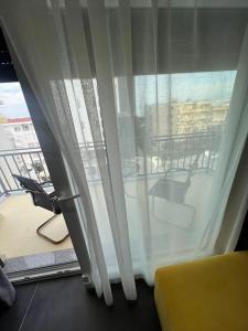uma janela com vista para uma varanda com cadeiras em 5th Floor 2+1 Apartment Sea View em Golem