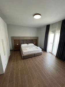 um quarto com uma cama e piso em madeira em 5th Floor 2+1 Apartment Sea View em Golem