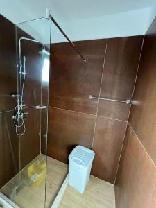 uma casa de banho com uma cabina de duche em vidro e um WC. em 5th Floor 2+1 Apartment Sea View em Golem