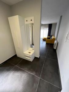 um quarto com um toucador e um espelho num piso de azulejo em 5th Floor 2+1 Apartment Sea View em Golem