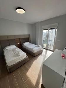 Duas camas num quarto com uma janela em 5th Floor 2+1 Apartment Sea View em Golem