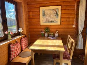a wooden room with a wooden table and chairs at Lüttje Koje in Spieka-Neufeld