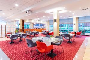 Restauracja lub miejsce do jedzenia w obiekcie Qubus Hotel Głogów