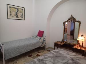 a bedroom with a bed and a mirror at Ape Regina agriturismo 2 Montelarco in Rignano Flaminio