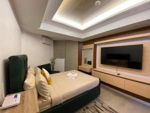 Кровать или кровати в номере UdRa Place at Azure North Pampanga
