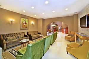 - un salon avec des canapés et des tables dans l'établissement The Hera Premium Hotels, à Istanbul
