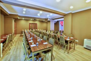 una sala de conferencias con mesas y sillas de madera en The Hera Premium Hotels en Estambul